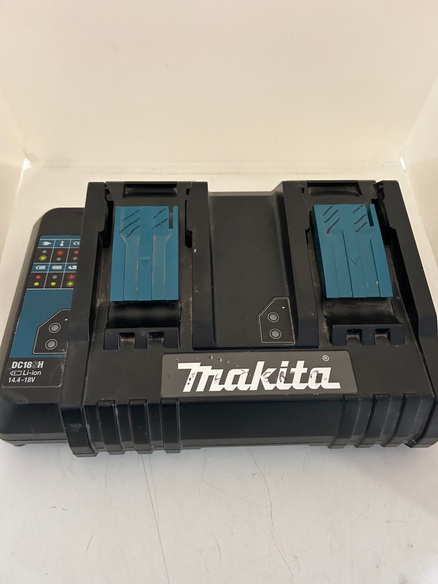 Makita DC18SH LXT Lithium Ion 240v 14.4 - 18 v Dual Port Battery Charger 140W