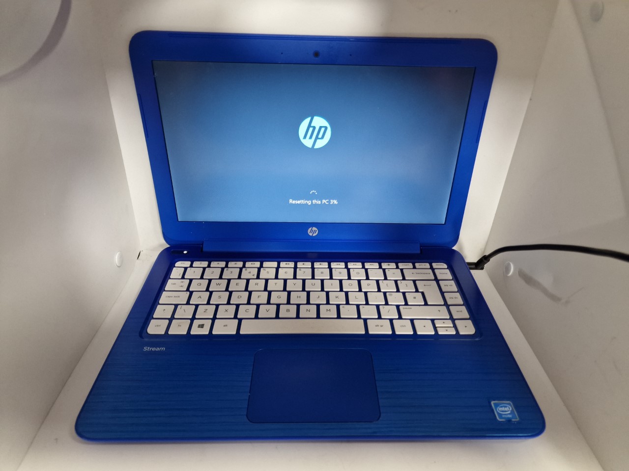 HP Stream Laptop - purple- 2GB RAM - 32GB                                                           